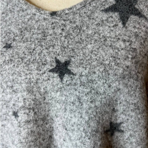 New Love Charm Gray Fleece Top with Dark Gray Stars and Low Back Size XL - Picture 2 of 6